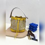 Сумка-ведро Tory Burch - новейшая модель из бутика, изготовлена по индивидуально