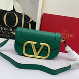 Большой размер Valentino 2023, модель из коллекции ранней весны Valentino Garava