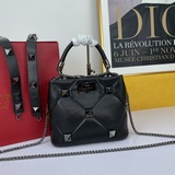 Маленькая сумка с коробкой, популярная модель Valentino Garavani Roman Stud из о
