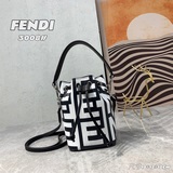 Двухцветная сумка Mon Tresor из капсульной коллекции Fendi Roma, украшенная черн