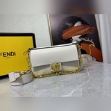 Новейшая модель сумки-багета от Fendi /Versace, представленная на подиуме, уже в