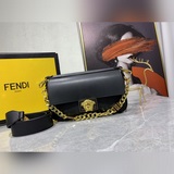 Новейшая модель сумки-багета от Fendi /Versace, представленная на подиуме, уже в