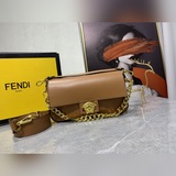 Новейшая модель сумки-батона от Fendi /Versace, представленная на подиуме, уже в