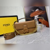 Новейшая модель сумки-батона от Fendi /Versace, представленная на подиуме, уже в