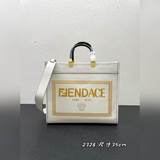 Сумка-тоут от FéI X Versace! Логотипы двух брендов объединены в дизайне и дополн