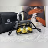 Классическая сумка Versace lcon подходит для повседневного использования и для р