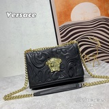 Сумка Versace с вышитым логотипом появилась на рынке и стала новым трендом. В но