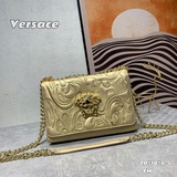 Сумка-гармошка от Versace с вышивкой стала популярной и задала новый тренд. В но