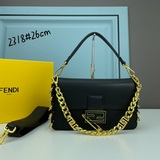 Новейшая модель сумки-батона от Fendi /Versace, представленная на подиуме, появи
