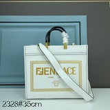 Сумка-тоут от FéI X Versace! Логотипы двух брендов объединены в дизайне и дополн