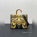 Элементы совместной коллекции FéI X Versace： сумка-тоут с принтом, на которой об