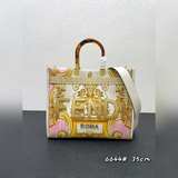 Элементы совместной коллекции FéI X Versace： сумка-тоут с принтом, на которой об