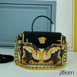 Versace и Fendi представляют совместную коллекцию века, серию Medusa, с изображе