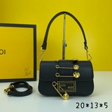Новая модель из коллекции Versace by Fendi — мини-сумочка Baguette квадратной фо