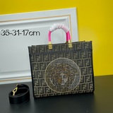 Элементы совместной коллекции FéI X Versace： логотипы обоих брендов в виде страз