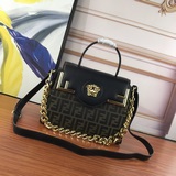 Знаменитая сумка Versace La Medusa была создана в честь Ким Джонса и До.