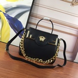 Знаменитая сумка Versace La Medusa была создана в честь Ким Джонса и До.