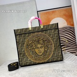 На официальном сайте MM представлена новая сумка-тоут FéI X Versace, созданная в