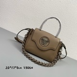 Новая сумка из серии LaMedusa, которую носят Бэйли Кендо и Ву Сюаньи, выглядит о