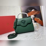 Новая сумка из серии LaMedusa, которую носят Бэйли Кендо и Ву Сюаньи, выглядит о