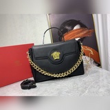 Новая сумка из серии LaMedusa, которую носят Бэйли Кендо и Ву Сюаньи, выглядит о