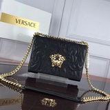 Модель 170 с вышивкой. Сумка Versace в стиле гармошки появилась на рынке и стала