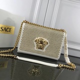 [Роза] Versace вышел на сцену с большим успехом, положив начало новой тенденции.