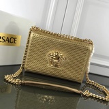 [Роза] Versace вышел на сцену с большим успехом, положив начало новой тенденции.