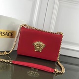 Сумка Versace в форме органа появилась на рынке и стала новым трендом. В новую э