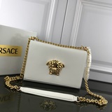 Сумка Versace в форме органа появилась на рынке и стала новым трендом. В новую э
