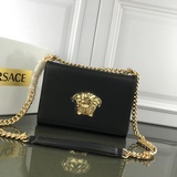 Сумка Versace в форме органа появилась на рынке и стала новым трендом. В новую э