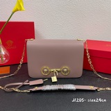 Этот классический сумочка lcon от Versace, доступный в магазинах Versace, подход