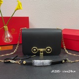 Этот классический сумочка lcon от Versace, доступный в магазинах Versace, подход