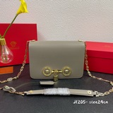 Этот классический стиль сумки lcon от Versace доступен в магазинах Versace. Она 