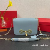 Этот классический стиль сумки lcon от Versace доступен в магазинах Versace. Она 