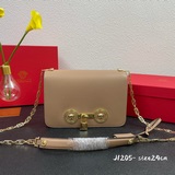 Этот классический сумочка lcon от Versace, доступный в магазинах Versace, подход
