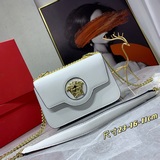 Эта новая сумка Versace изготовлена в Италии из высококачественной кожи и украше