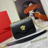 Эта новая сумка Versace изготовлена в Италии из высококачественной кожи и украше
