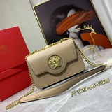 Эта новая сумка Versace изготовлена в Италии из высококачественной кожи и украше