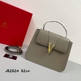Versace с подарочной коробкой, в этом году действительно много ярких дизайнов! Н