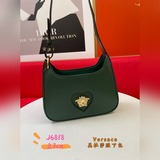 Новая сумка Versace изготовлена в Италии из высококачественной кожи и украшена п