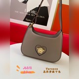 Новая сумка Versace изготовлена в Италии из высококачественной кожи и украшена п
