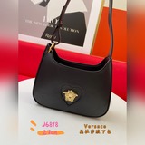Новая сумка Versace изготовлена в Италии из высококачественной кожи и украшена п