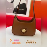 Новая сумка Versace изготовлена в Италии из высококачественной кожи и украшена п