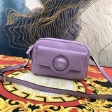 [Отправить] Эта модная и непринужденная сумка для фотоаппарата La Medusa выгляди