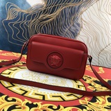 [Отправить] Эта модная и непринужденная сумка для фотоаппарата La Medusa выгляди