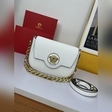 Эта новая сумка Versace изготовлена в Италии из высококачественной кожи и украше