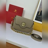 Эта новая сумка Versace изготовлена в Италии из высококачественной кожи и украше