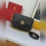 Эта новая сумка Versace изготовлена в Италии из высококачественной кожи и украше