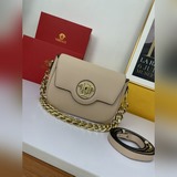 Эта новая сумка Versace изготовлена в Италии из высококачественной кожи и украше